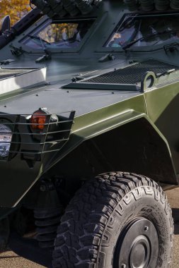 Askeri zırhlı araç, yeşil renkli bir askeri aracın ön görüntüsü. Riga, Letonya - 30 Ekim 2022.