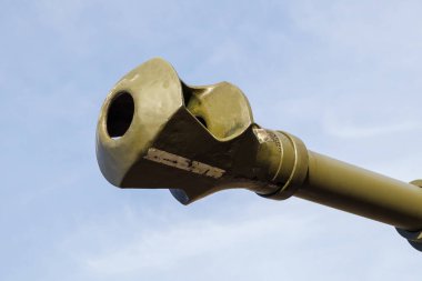 Top namlusu mavi bir arka plana yakın çekim yapıyor. Topçu havan topu namlusu. Riga, Letonya - 30 Ekim 2022.