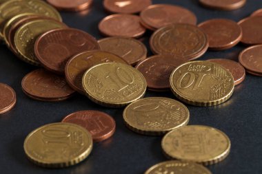 Avro paraları kapanıyor. Bozuk para, siyah bir masada küçük bir para..