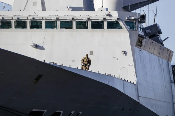 大規模な軍艦に乗って武装した兵士 ラトビアのリガ 2022年10月30日 — ストック写真