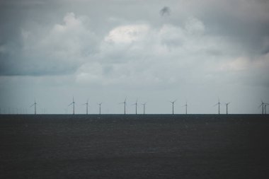 Denizde büyük bir rüzgar türbini parkı. Okyanusta rüzgar türbinleri ile enerji endüstrisi kavramı.