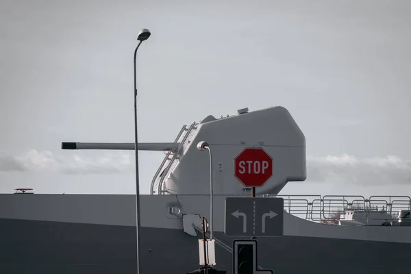 背景には陸軍の軍艦に大きな大砲と赤の停止記号 戦争への抗議 戦争の停止を象徴する — ストック写真