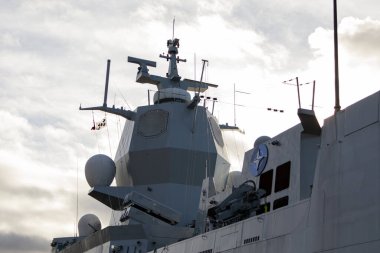 Bir NATO savaş gemisinin radarlarına yakın çekim. Riga, Letonya - 30 Ekim 2022.