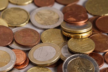 Yakından Euro sikkeleri döküldü. Yumuşak odaklı bozuk paraların soyut arkaplanı.