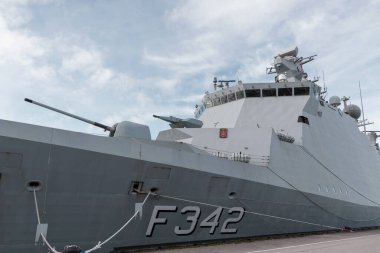 Limana demirlemiş bir NATO savaş gemisi var. HDMS Esbern Snare (F342), Absalon sınıfı bir firkateyndir. Riga, Letonya - 30 Ekim 2022