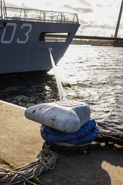 Barco Gris Con Una Cuerda Larga Está Amarrado Puerto —  Fotos de Stock