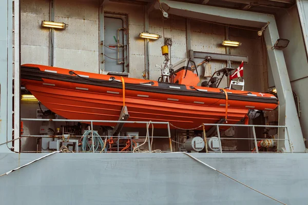 Una Scialuppa Salvataggio Arancione Una Nave Guerra Dell Esercito Riga — Foto Stock