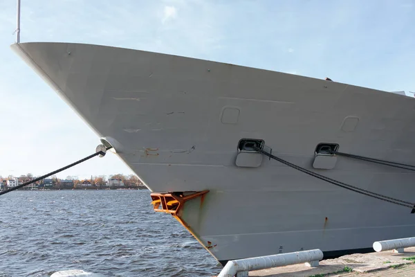 Proa Una Nave Guerra Acorazado Está Amarrado Puerto — Foto de Stock