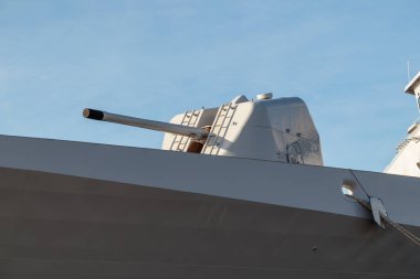 Bir savaş gemisinde bir topçu tüfeği. Savaş gemisindeki bir donanma topçu kulesi..