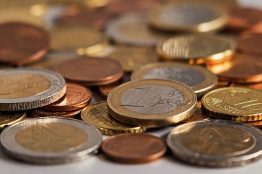 Dökülmüş paralar. Masaya yakın plan Euro sikkeleri. Yumuşak odak.