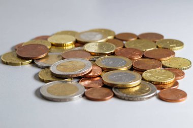 Gri bir masanın üzerine Euro sikkeleri döküldü. Yumuşak odak.