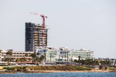 Kıbrıs 'ın Paphos kentinde modern bir gökdelen inşaatı. Paphos, Kıbrıs - 25.03.2023.