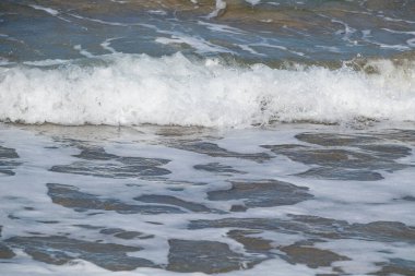 Denizde beyaz köpüklü dalga. Soyut su arkaplanı.