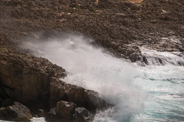海の波が石の海岸だった 嵐の中で波が岩を襲い — ストック写真
