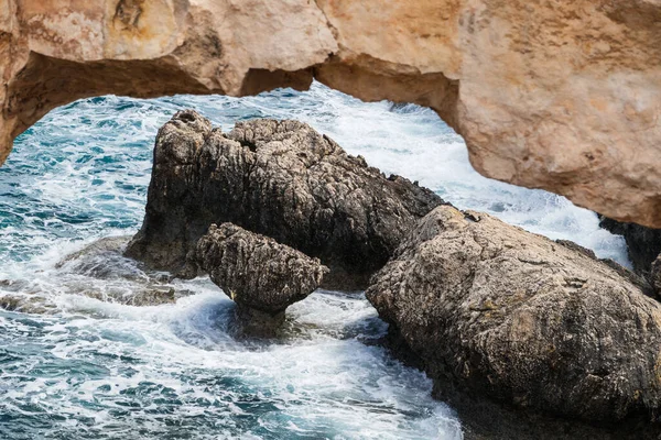 海の中の岩の眺め 海の波は 大きな飛沫で岩を襲いました 選択的焦点 — ストック写真