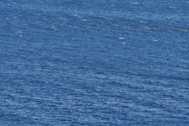 Dalga desenli mavi deniz suyunun mavi yaz arkaplanı