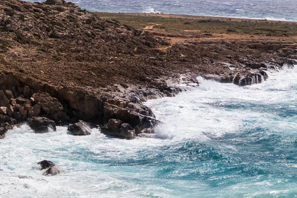 波から水が飛び散る岩場の海岸の眺め — ストック写真