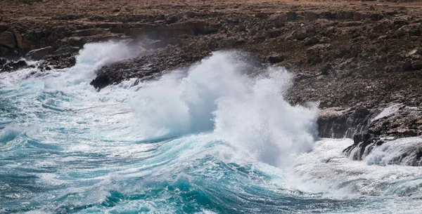 Всплески Волн Крупный План Волн Бьющихся Скалистый Берег Океане — стоковое фото