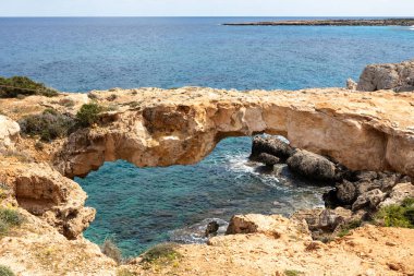 Kıbrıs 'ta Stone Arch, popüler bir turizm beldesi. Kamara Tou Koraka, Karga Kemeri.