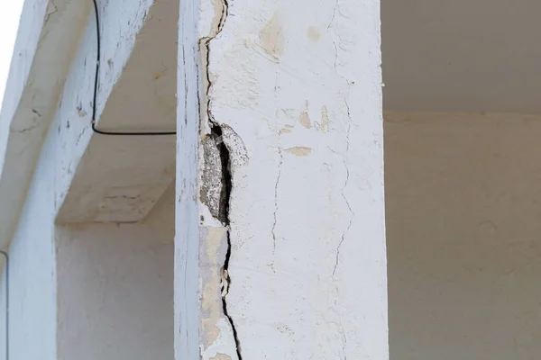 stock image Cracked, damaged column. The construction of the bearing walls of the building is damaged