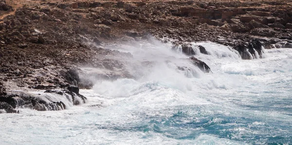 大きな飛沫で波が打つ岩の多い海岸 — ストック写真