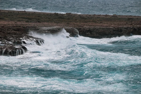 Океан Голубой Водой Время Шторма Большие Волны Ударяющиеся Скалы Берегу — стоковое фото