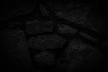 Eski taş duvar dokusunun siyah soyut arkaplanı.