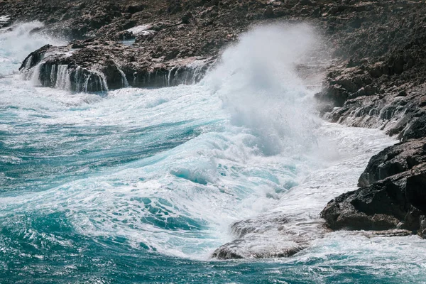 大きな波が海岸の岩を襲った 大きな波の間に青い水と美しい海 水しぶき — ストック写真