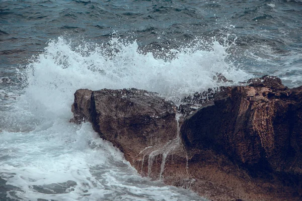 Брызги Воды Волны Море Ударяются Скалы Берегу — стоковое фото