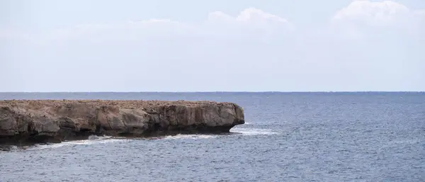 海の中に大きな石の岬 穏やかな海 岩のある海の景色を望むバナー — ストック写真