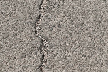 Çatallı asfalt arka plan. Çatlak asfalt dokusu yakın plan.