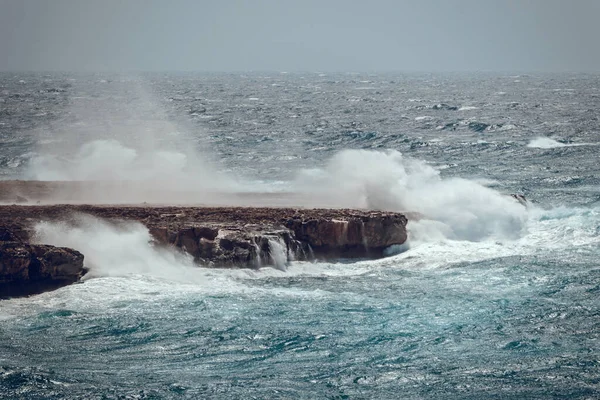 劇的な海景 海の中で嵐 大きな波が岩にぶつかります 岩にぶつかる波からの大きな閃光 — ストック写真