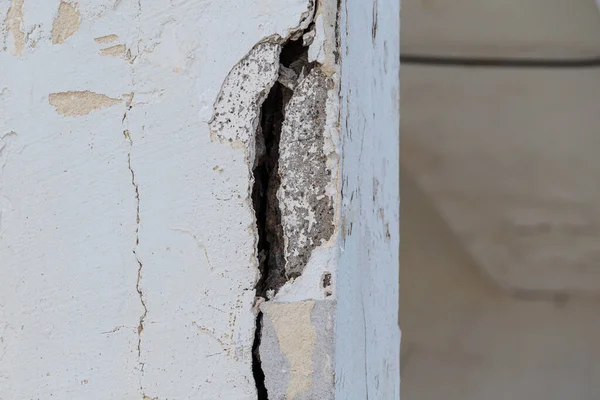 stock image Building wall damage, damaged structure, cracked house wall close-up.