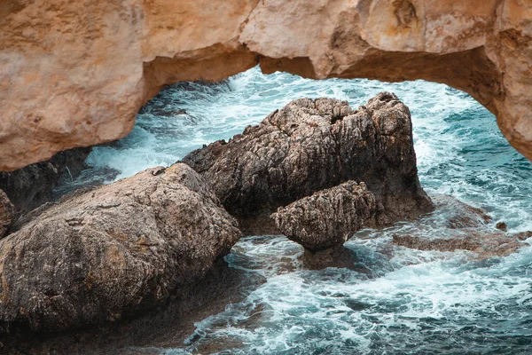 Скалы Камни Голубая Морская Вода Крупным Планом Крупный План Скалистого — стоковое фото