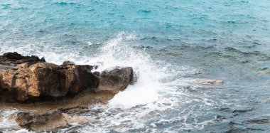 Deniz manzarası, taşa vuran su..