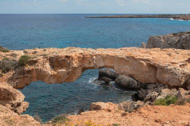 Kamara Tou Koraka, Karga Kemeri. Taş kemer yakın plan, popüler bir turizm merkezi, Ayia Napa yakınlarındaki Cavo Greco 'da doğal kayalık kemer..