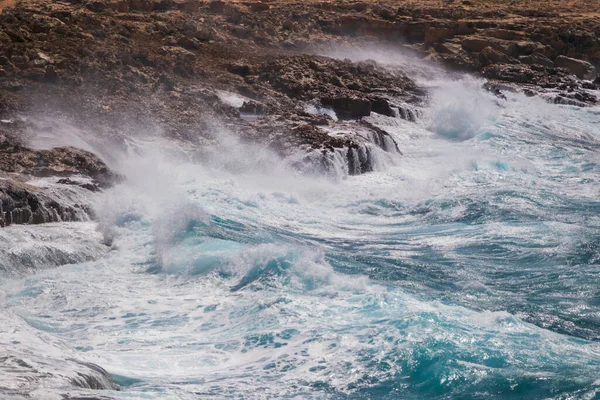嵐の間の海岸 青い水と大きな波を持つ海 大きなスプラッシュで岩にぶつかる波 — ストック写真