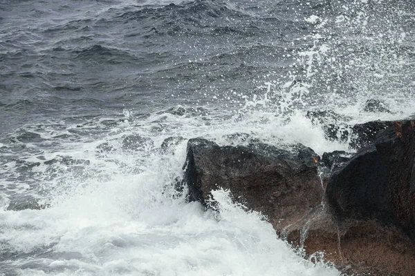 海の景色 水の石に対して水しぶき — ストック写真