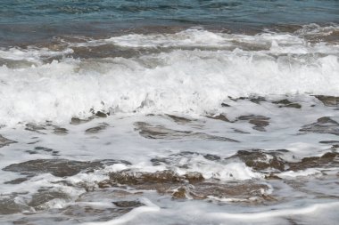 Deniz yazının soyut arkaplanı. Dalgalar kumsala vuruyor.