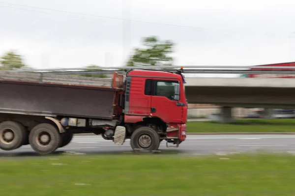 Τροχαίο Ατύχημα Ένα Κόκκινο Φορτηγό Είναι Οδήγηση Κάτω Από Δρόμο — Φωτογραφία Αρχείου