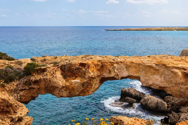 Kamara Tou Koraka, Karga Kemeri. Taş kemer yakın plan, popüler bir turizm merkezi, Ayia Napa yakınlarındaki Cavo Greco 'da doğal kayalık kemer.
