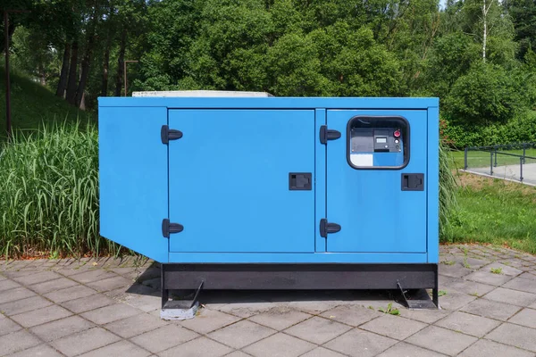 Elektrik jeneratörü. Elektrik üretimi için büyük, güçlü mavi durağan jeneratör.