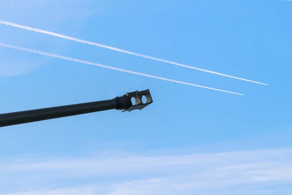 Howitzer Artilharia Barril Tanque Fundo Céu Azul Com Aviões Voadores — Fotografia de Stock