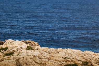 Uçurumdan denize bak. Kopyalama alanı olan deniz manzarası.