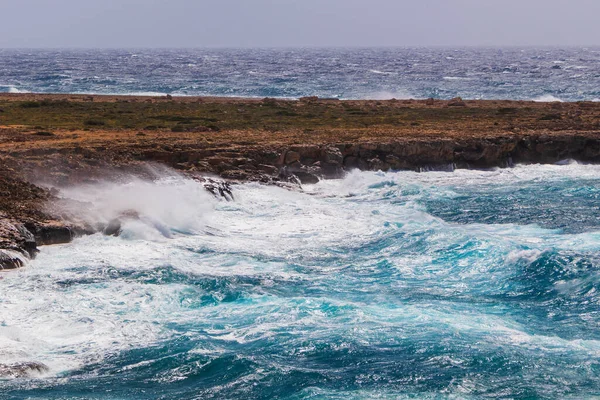 Вид Море Голубой Водой Время Шторма Большие Волны Море Ударялись — стоковое фото