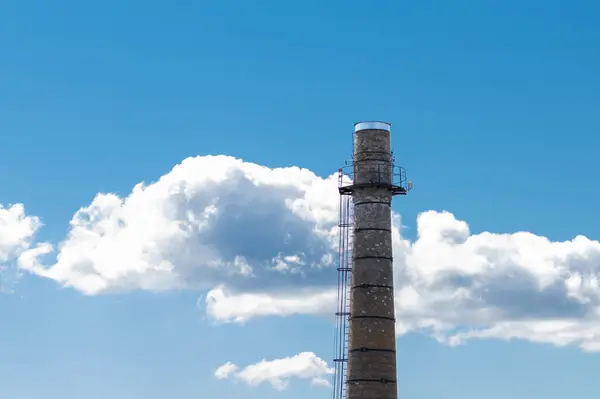 Een Grote Stenen Schoorsteen Met Een Blauwe Lucht Witte Wolken — Stockfoto