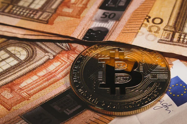 Banknotlardaki Bitcoin parası. Yakın plan. Bitcoin sembolü.