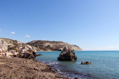 Uzaktaki mavi su ve kayalarla deniz manzarası. Rocky manzarası, deniz manzarası.
