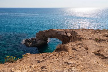 Denize giren taş kemerin görüntüsü. Popüler bir turizm merkezi. Aşıklar Köprüsü, Ayia Napa, Kıbrıs.