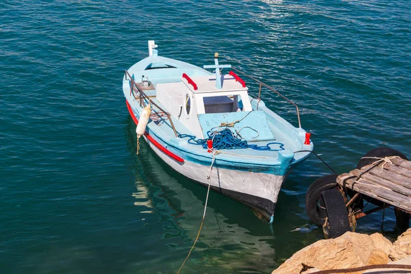 Kıyıya demir atmış eski bir tekne. Sudaki tekne..
